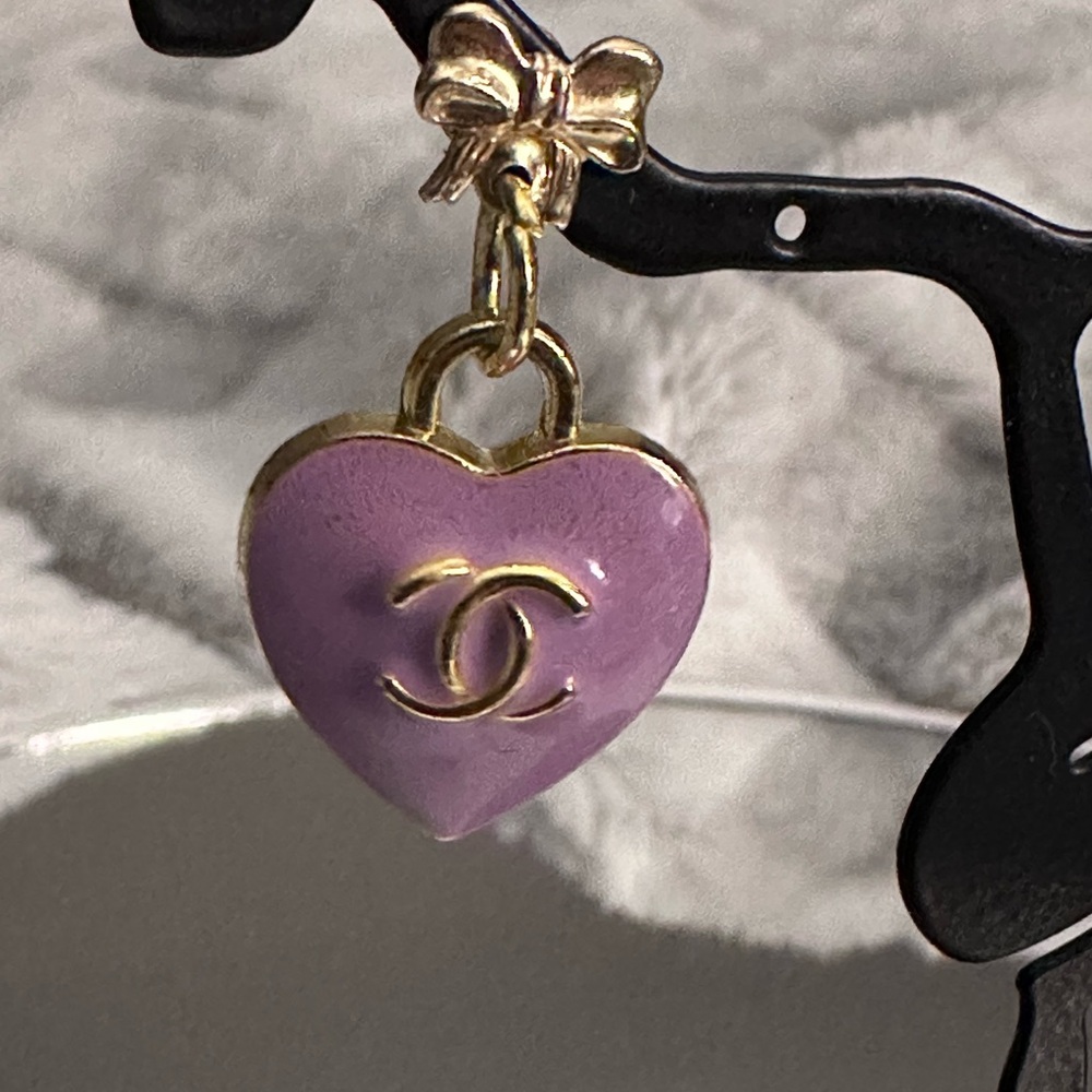 🔥CHANEL AUTHENTIC Beautiful/Adorable Lavender YES/NO Heart Earrings w/Bows🎀 - Picture 5 of 14